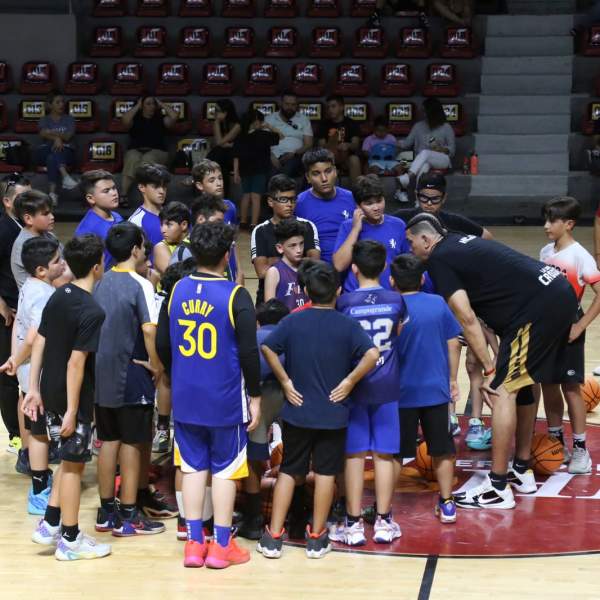 HORACIO LLAMAS DISFRUTA EL INSTRUIR   A NUEVAS GENERACIONES DE BASQUETBOL